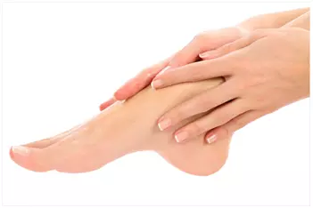 Manichiura si pedichiura clasica. Manichiura si pedichiura Spa.